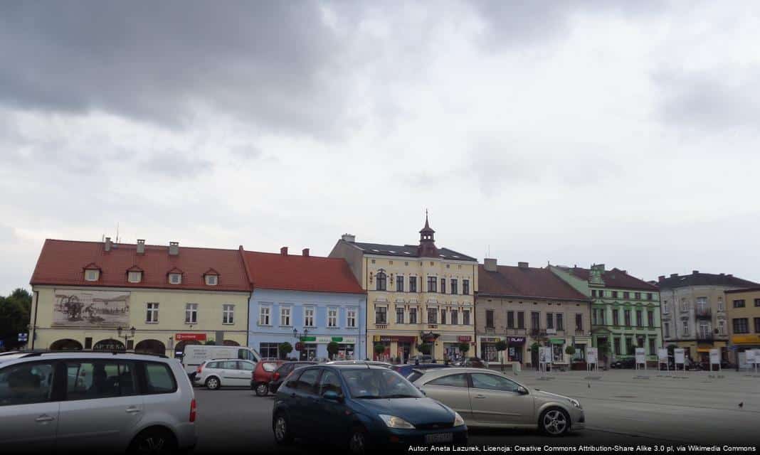 Oświęcimski rynek z choinkami i atrakcjami w żółto-niebieskim konwoju